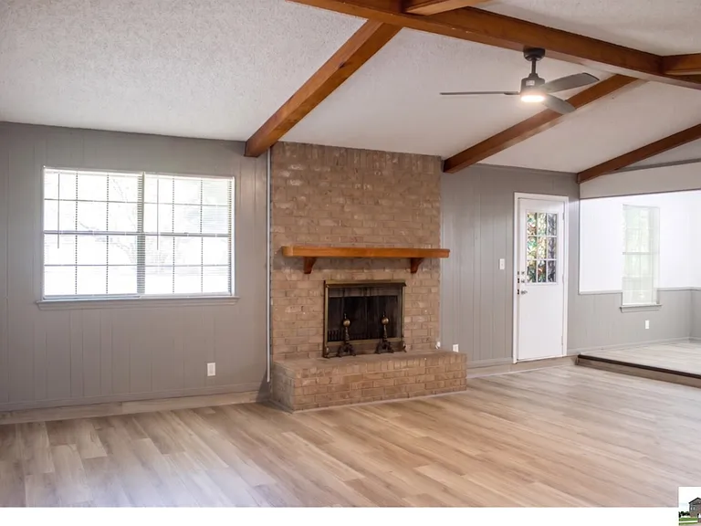 1410 Becker Dr — Photo 2