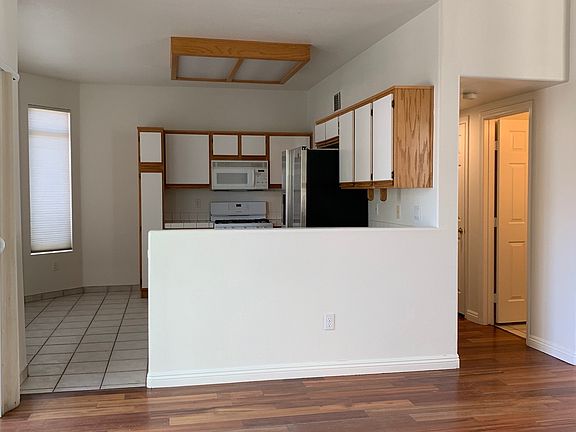 5th image of 916 Matagorda Ln