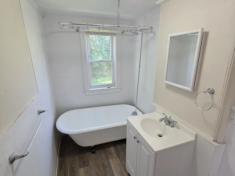  37 Foundry St 1stFlr 2B/1B FreshPaint VinylFlr PetsOK Laundry — Photo 9