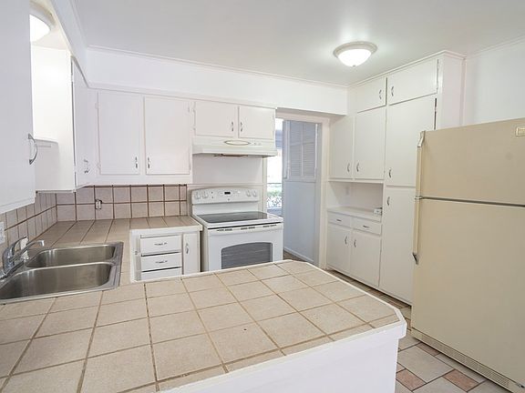 4th image of 2626 Harvard Ave