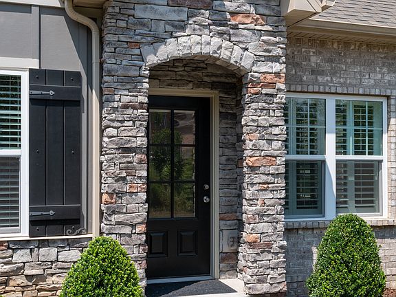 2nd image of 140 Kings Knoll Blvd