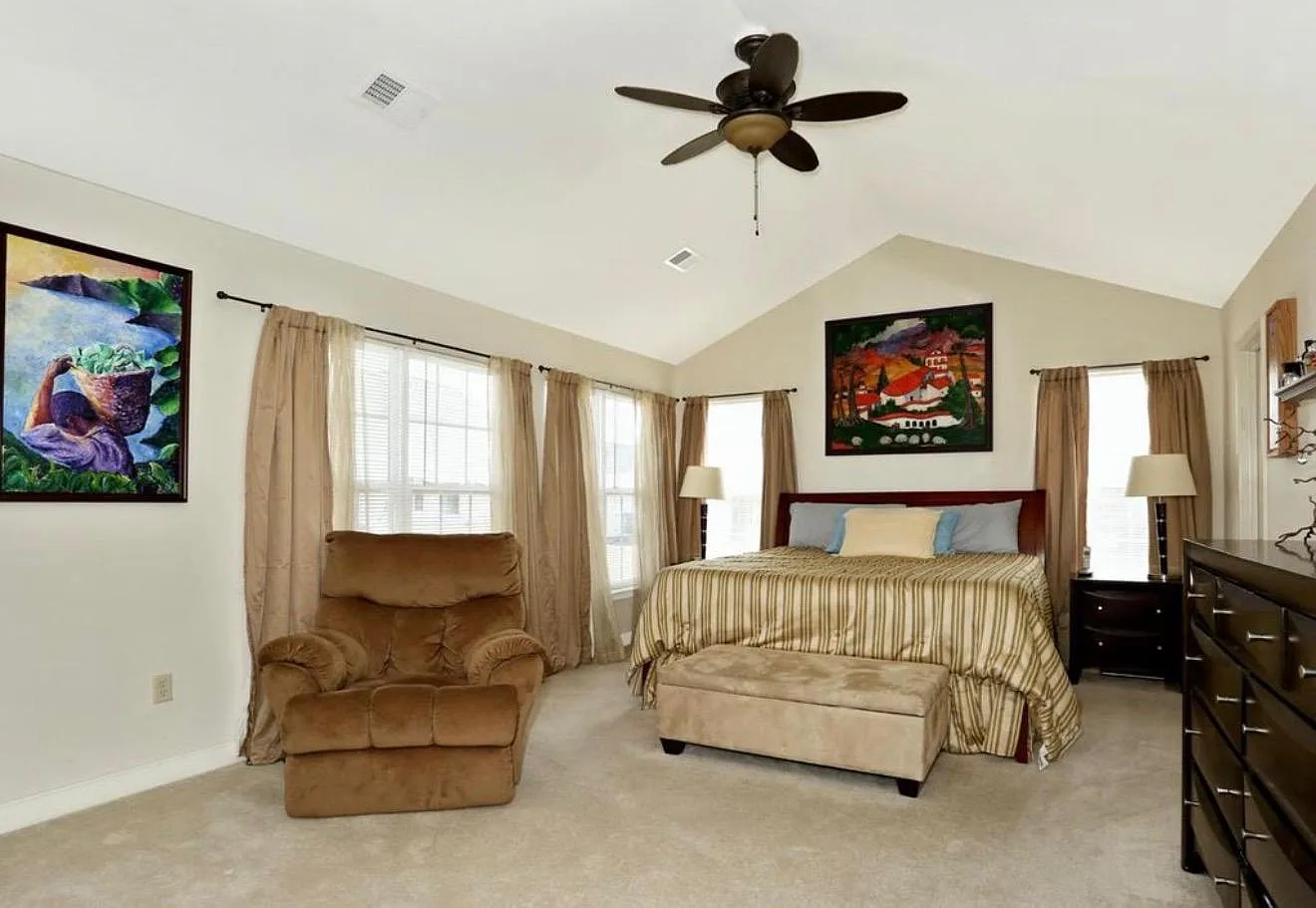 5 bed, 4200 sqft, $3,200 — Photo 2