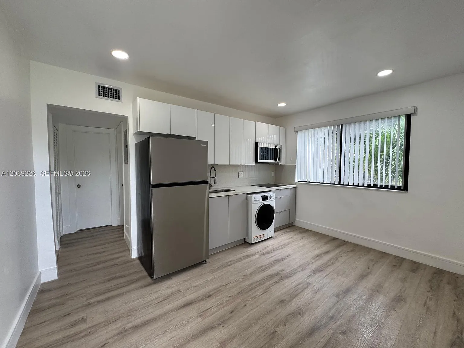 2 bed, 2.0 bath, 1200 sqft, $1,600 — Photo 2