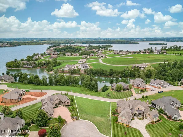 962 Commodore Dr, Lenoir City, TN 37772