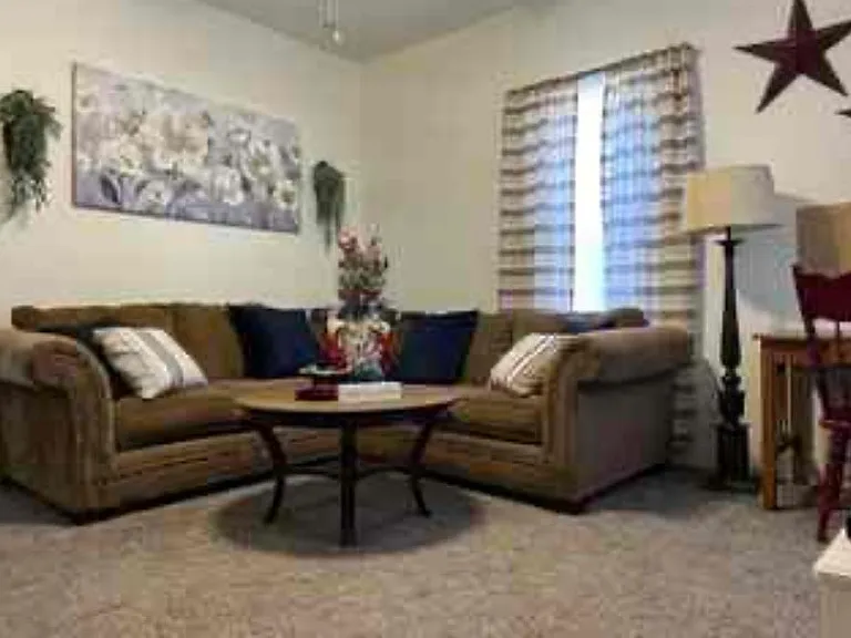 217 W Hickory St — Photo 3