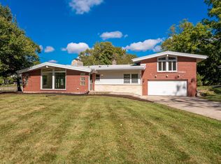 328 Walnut Ln, Oak Brook, IL 60523