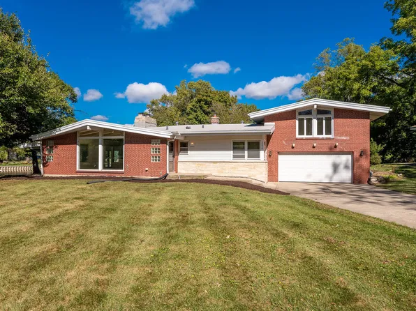 328 Walnut Ln, Oak Brook, IL 60523