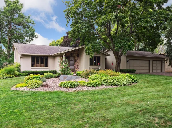 1058 Avanti Dr, Mendota Heights, MN 55118