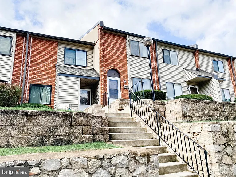 910 Valley Dr — Photo 2