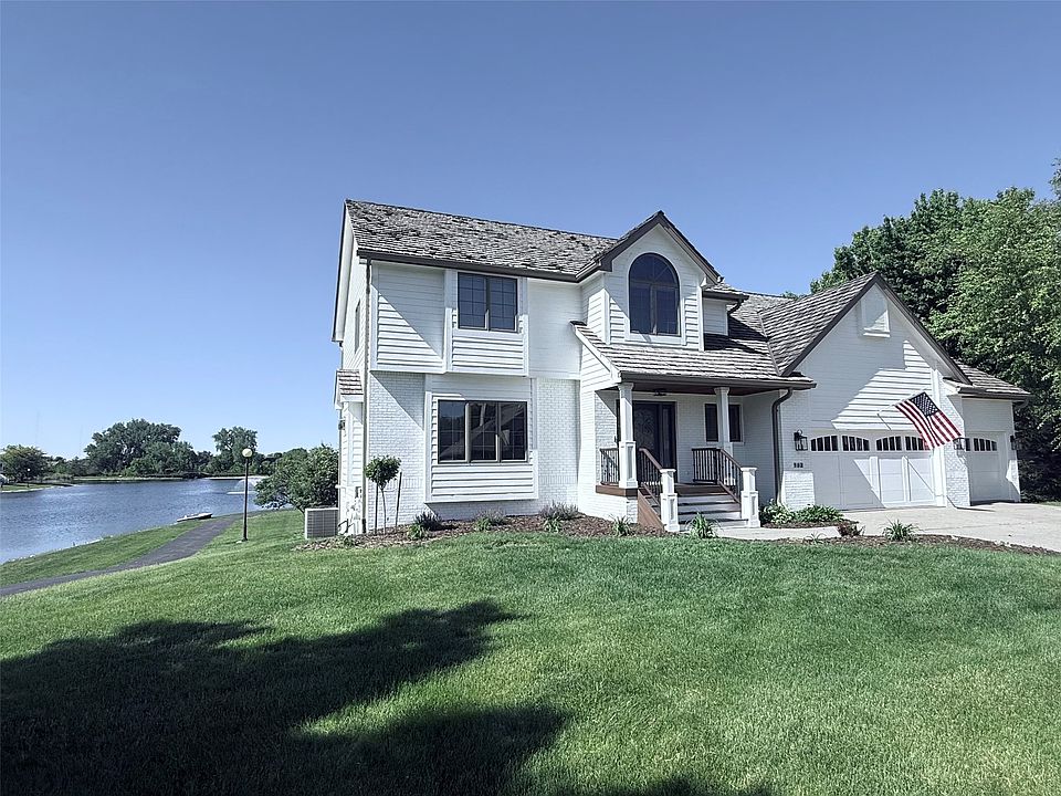 1st image of 902 NE Lake View Dr