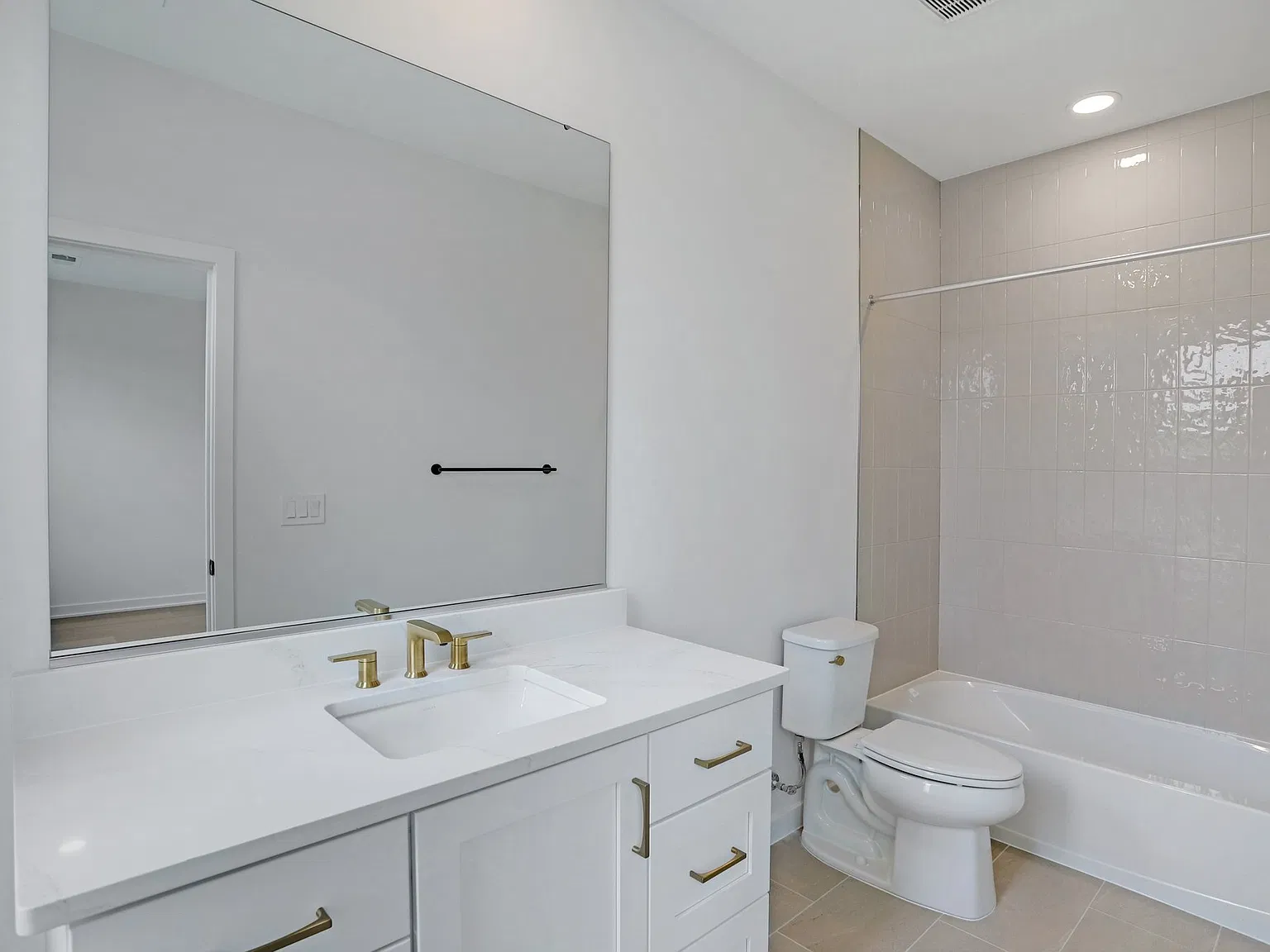 3 bed, 4.5 bath, 2361 sqft, $4,250 — Photo 3