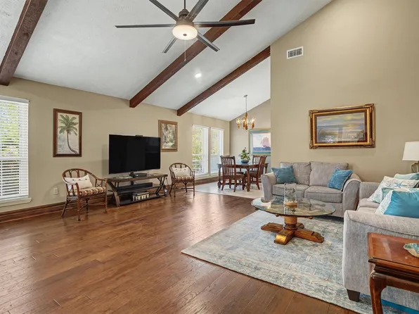 2205 Mission St, Kemah, TX 77565
