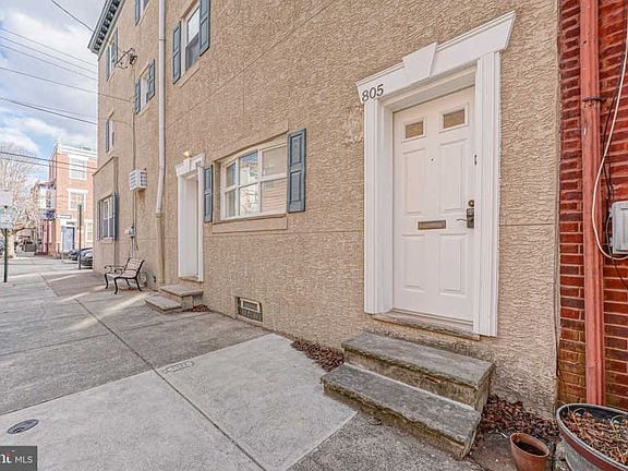 2nd image of 916 Catharine St #805