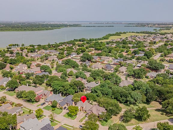 2nd image of 2903 Bluffview Dr