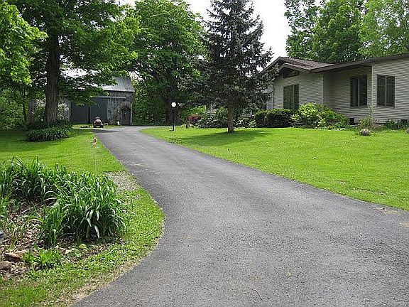 House faces driveway,not Rd