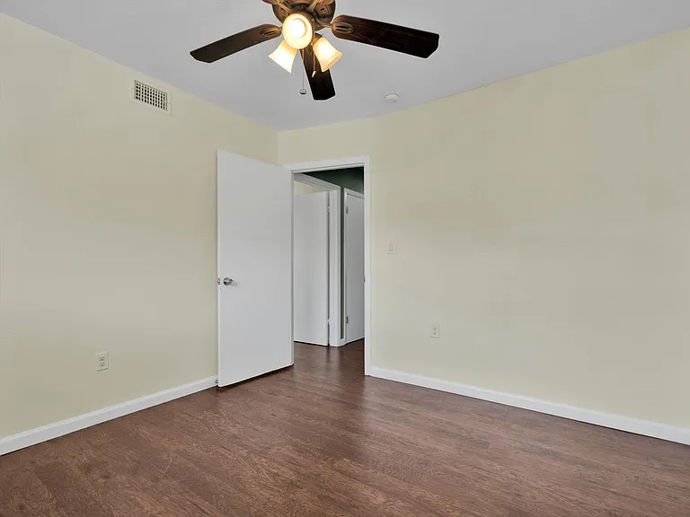 417 E Lindbergh Blvd — Photo 13