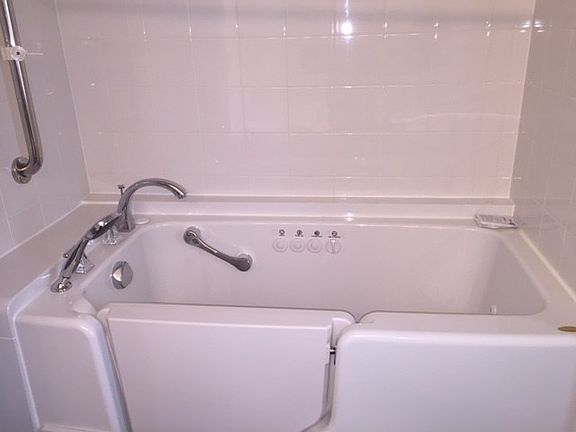 5th image of 3722 Monclair Ave