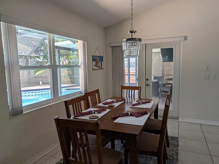 943 Dobell Ter — Photo 10