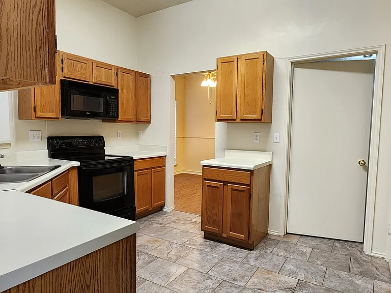 2204 Turf Club Dr — Photo 5
