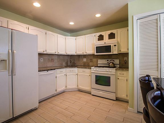 5th image of 520 Woodbine Ln #1000