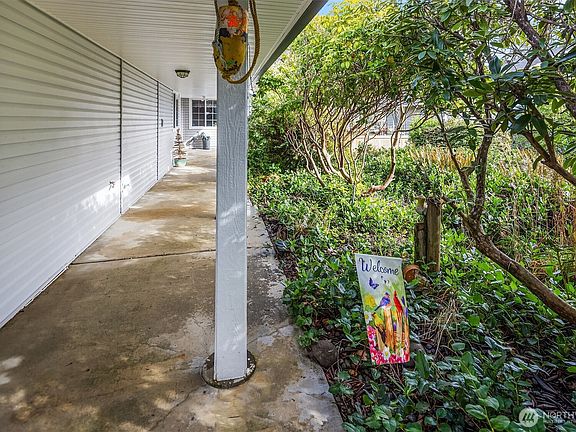 3rd image of 646 Island Cir SE