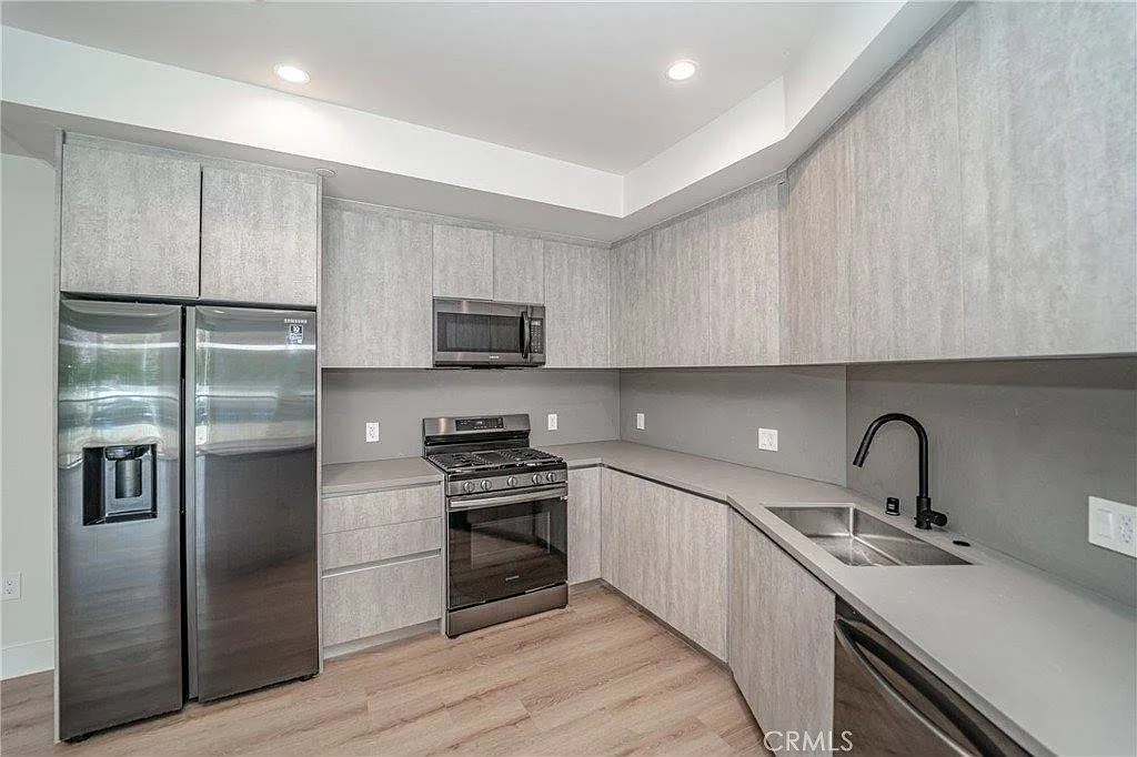 1 bed, 950 sqft, $3,600 — Photo 4