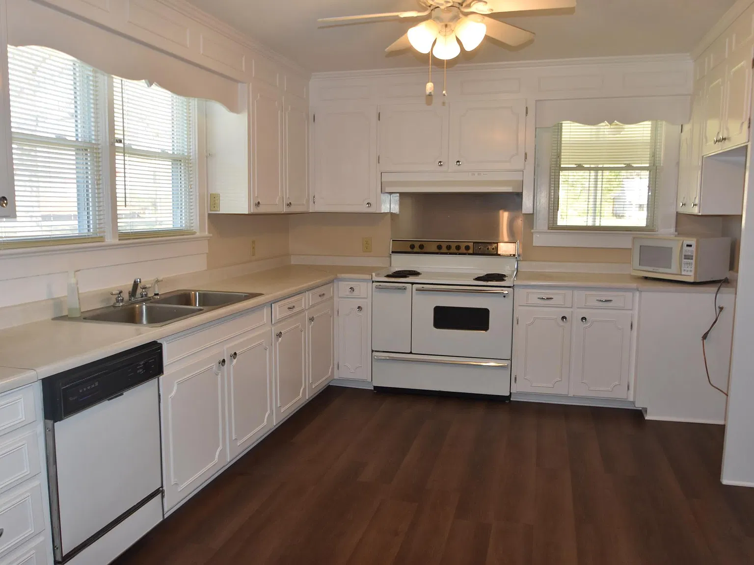 3 bed, 1600 sqft, $1,600 — Photo 2