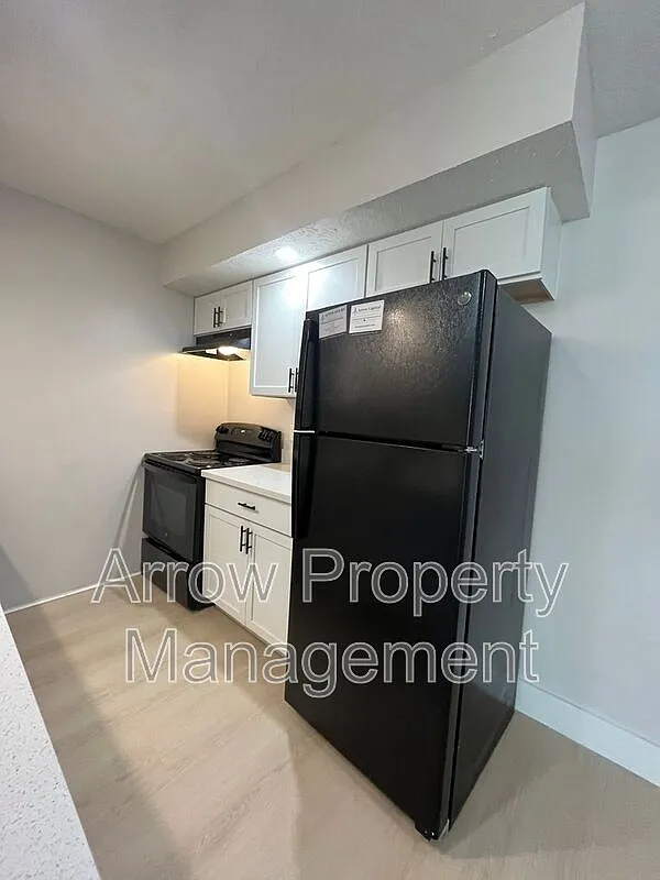 2 bed, 1.0 bath, 995 sqft, $995 — Photo 2