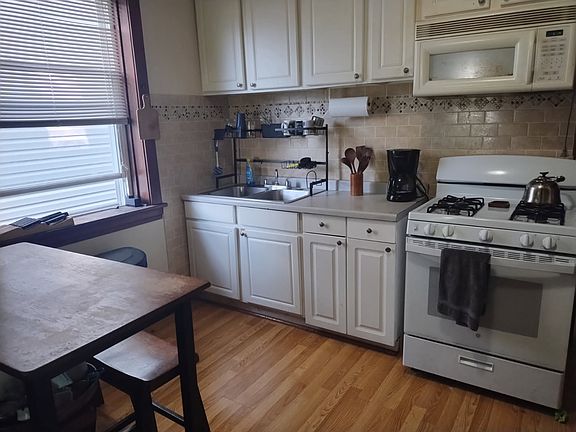 2nd image of 3033 N Avers Ave Unit 1