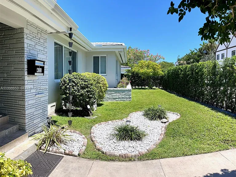 411 Alesio Ave — Photo 3