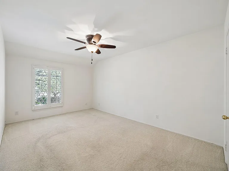 399 N Post Oak Ln #399 — Photo 10