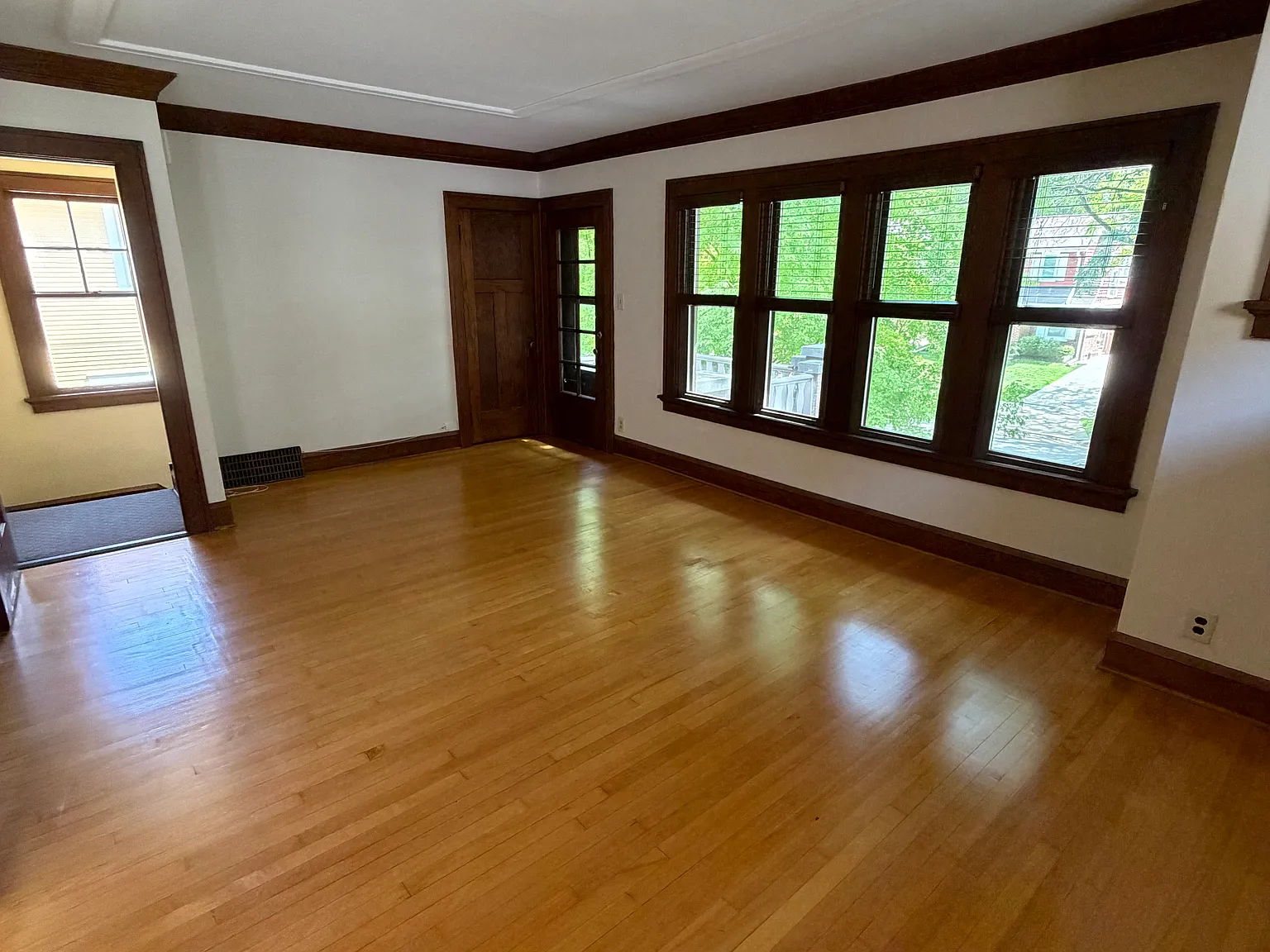 3 bed, 1250 sqft, $1,900 — Photo 3