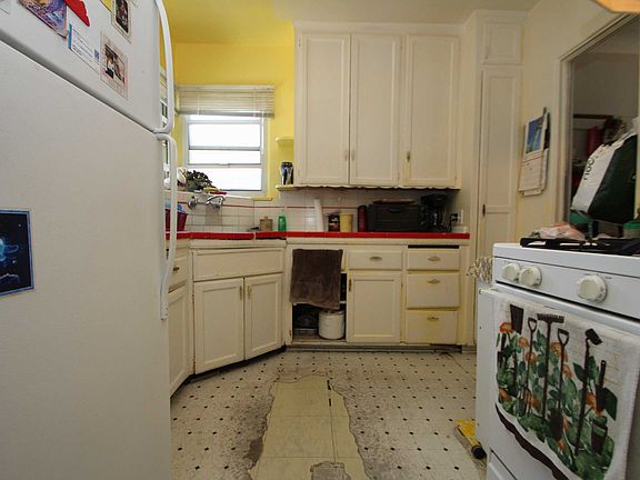 5th image of 2122 N Evergreen St