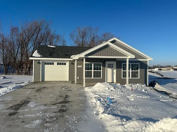 716 Goldenoak Ave, Mattoon, IL 61938