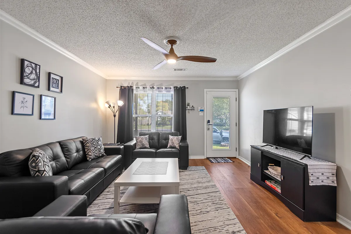 3 bed, 1350 sqft, $4,200 — Photo 4