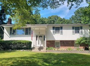 42 Noahs Path, Rocky Point, NY 11778