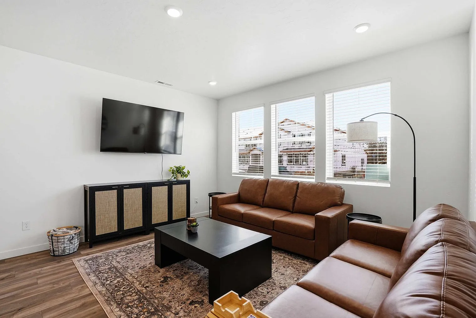 4 bed, 2.0 bath, 1926 sqft, $4,885 — Photo 2