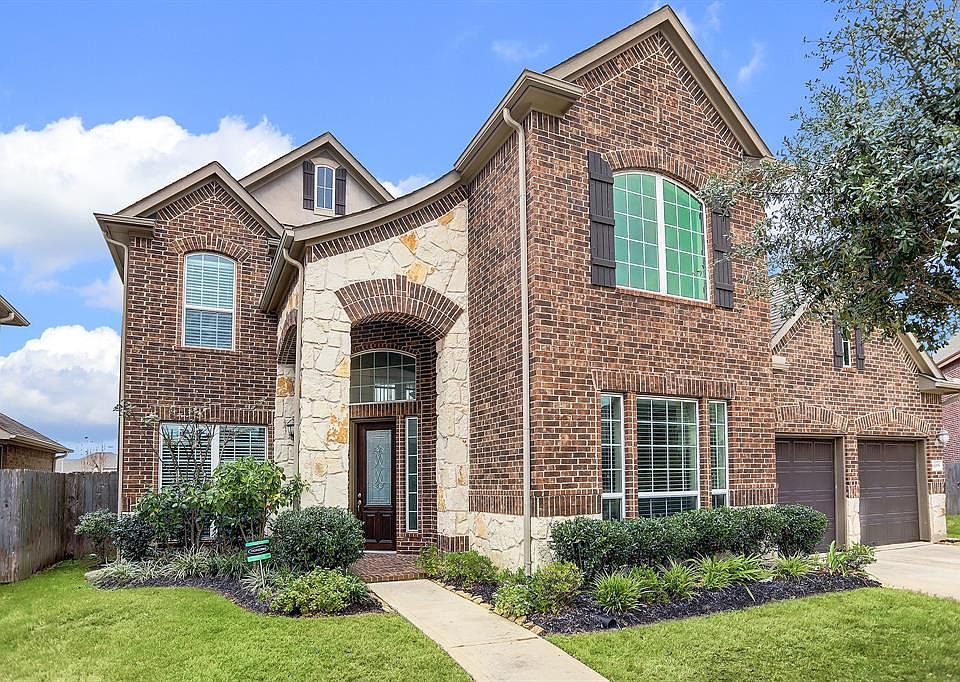Great 4/3.5/2 home located on a quiet cul-de-sac street in the beautiful neighborhood of Riverstone North. This home boasts a brick and stone elevation and a nicely manicured lawn with pretty landscaping.