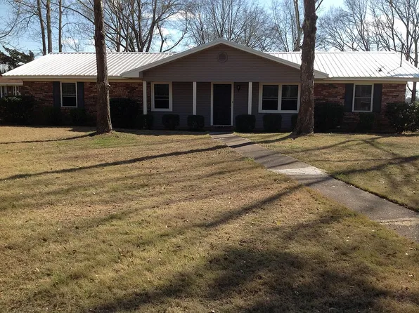 500 Carr Cir, Headland, AL 36345