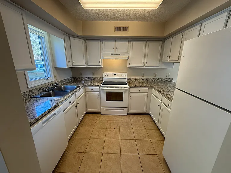 Laurelwood Apartments — Photo 10
