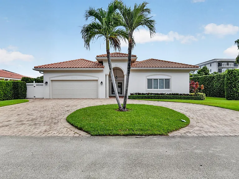 899 Granada Dr — Photo 1