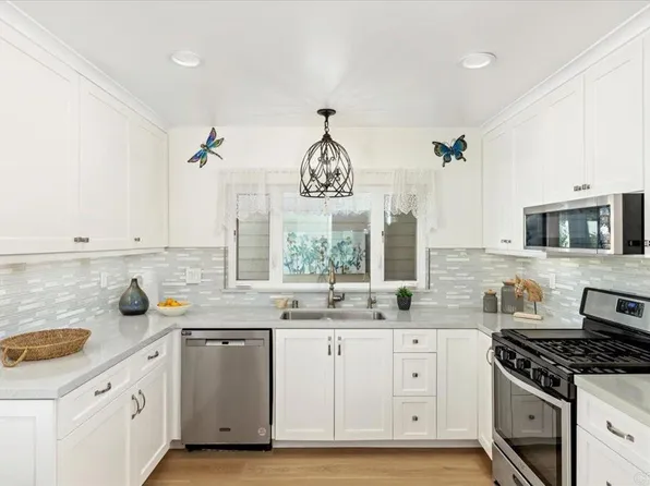 907 Wentworth Cir, Vista, CA 92081