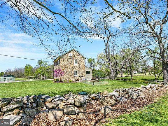 2nd image of 84 Cider Mill Rd