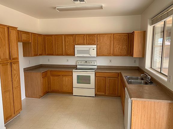 Big Kitchen (Fridge is included)