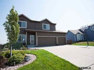 18013 Lillian St, Omaha, NE 68136