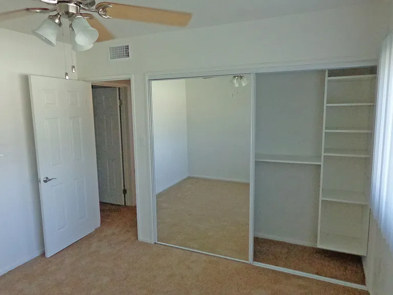 Flamingo Apartments — Photo 27