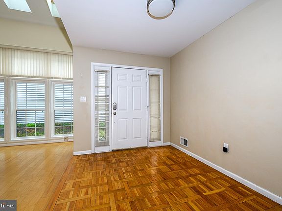 2nd image of 28 Stonebridge Ln