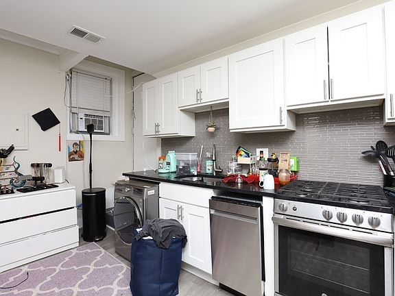2nd image of 648.5 W Roscoe St #Dg