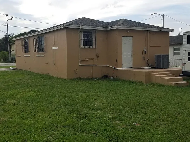 1607 Avenue — Photo 3
