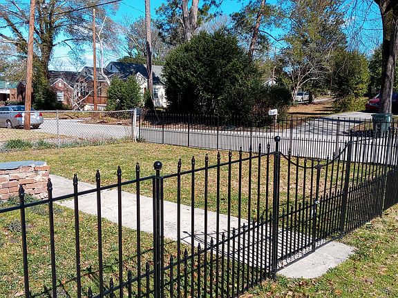 Fenced in front-yard with sidewalk entrance